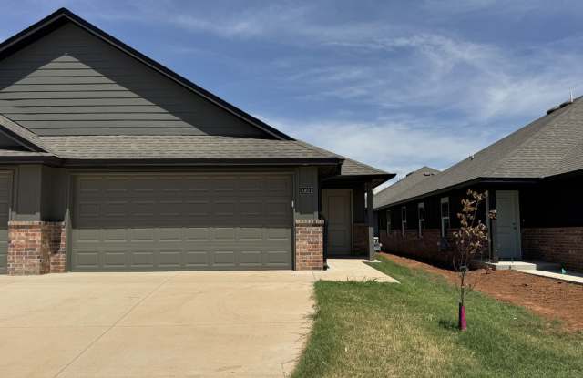 Brand New Stunning 3 Bedroom 2 Bathroom Duplex Mustang Public School Gallery 1