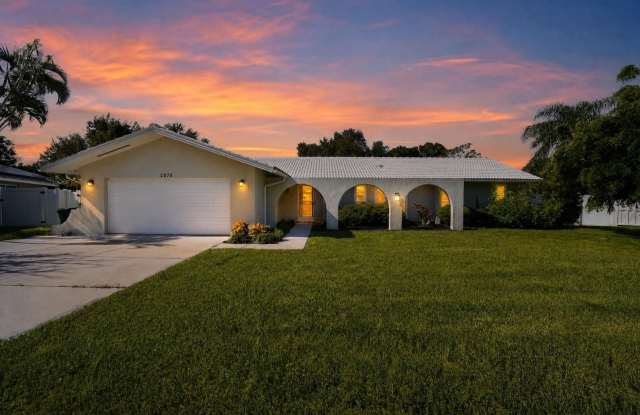Charming 3BR/2BA House with Pool in Sarasota Gallery 1
