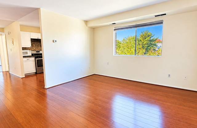 MOVE-IN SPECIAL: 2ND MONTH’S RENT FREE FOR QUALIFIED APPLICANTS! One Bedroom Condo located in Gardens At Owings Mills! Gallery 4