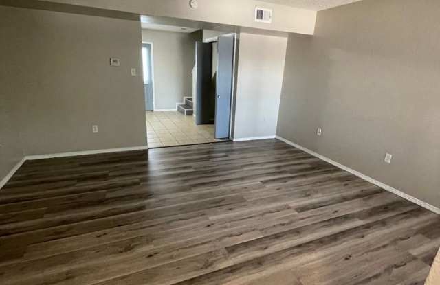 Beautiful 2bed/1bath Apartment Home Gallery 2