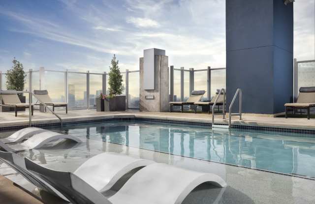 SkyHouse River Oaks Apartments Gallery 4