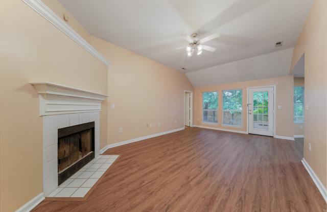 Prime Madison Living: 3-Bedroom Gem Near Bob Jones & Downtown Gallery 3