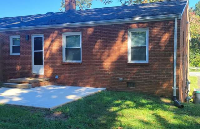 One Level Refurbished Conveniently Located 2 Bedroom Duplex Gallery 4