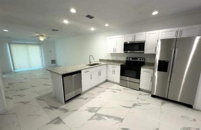 746 SW 8th Terrace unit: 102 photos photos