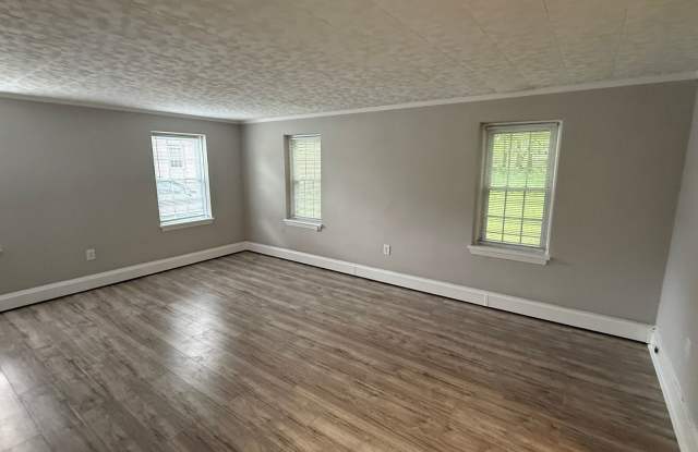 3 Bedroom End-Unit Near Downtown Easton | Heating, Water & Lawn Care Included Gallery 4