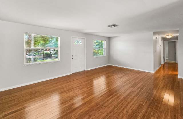 ** CENTRAL NAPLES ** 3 BED / 2 BATH - SINGLE FAMILY - POOL HOME - NO HOA - PETS OK - ANNUAL RENTAL Gallery 3