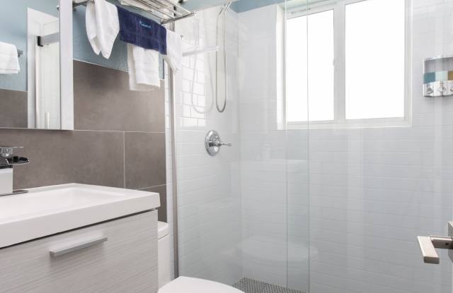 3217 Northeast 9th Street - 5 photos photos 3217 Northeast 9th Street - 5 photos photos