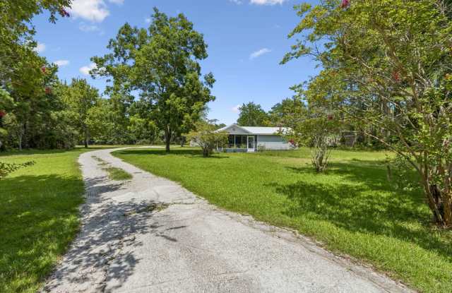 Cottage on 3 Acres with Massive Workshop & Storage photos photos
