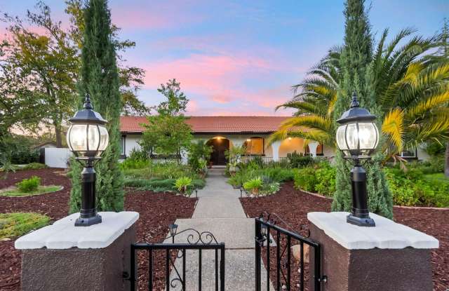 4305 Whispering Oaks Circle photos photos