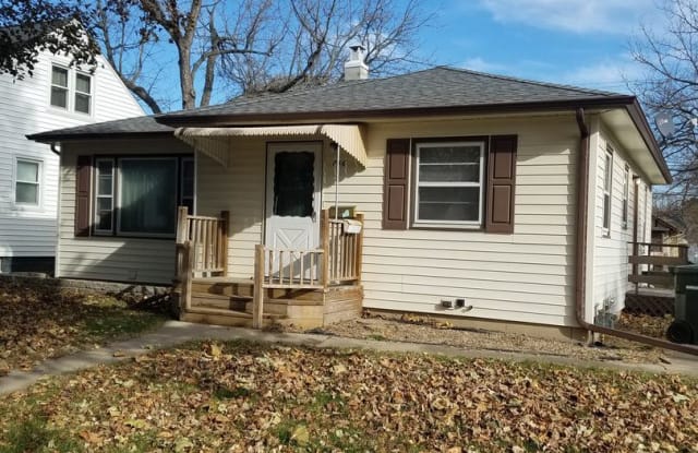 746 Boston Ave - 746 Boston Avenue, Waterloo, IA 50703