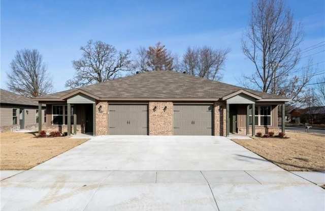 1743 Central  ST Unit #B - 1743 East Central Street, Siloam Springs, AR 72761