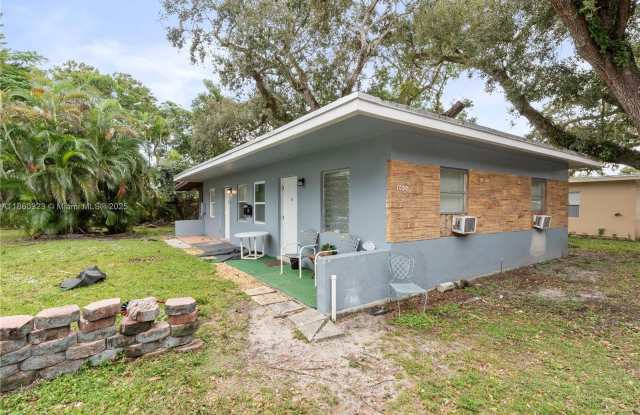 1040 SW 28th St photos photos