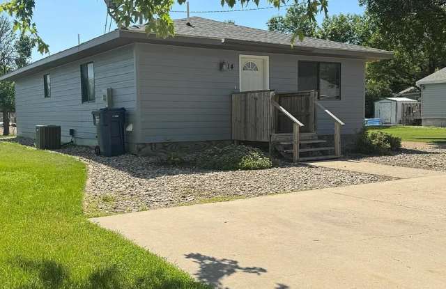 4 Bed 1 Bath Single Family Home - 14 6th Street Northwest, Watertown, SD 57201