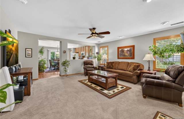 15895 Robins Dr Gallery 4