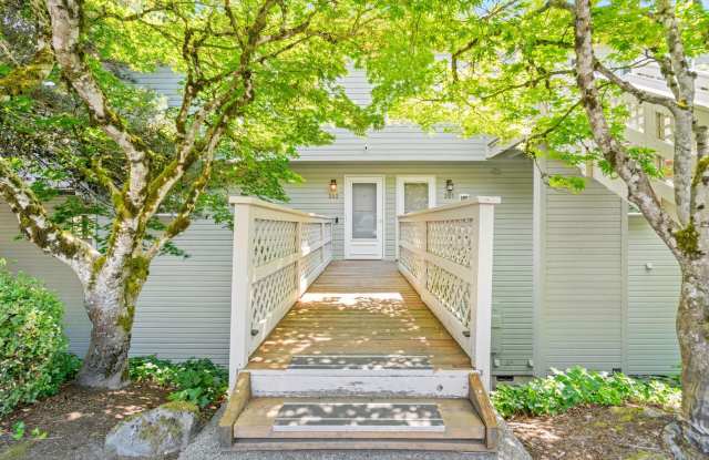 $1K off 1st month! Bright beautiful 2-bdrm/2.5-bath Lake Oswego condo. W/D, fireplace, pool, parking, serene setting Gallery 4