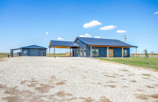 Luxury Barndominium Haven with Workshop, Garage & Covered Parking Gallery 4