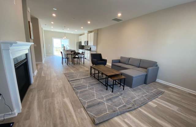 Room in 4 Bedroom Home at Adobe Pl Gallery 2
