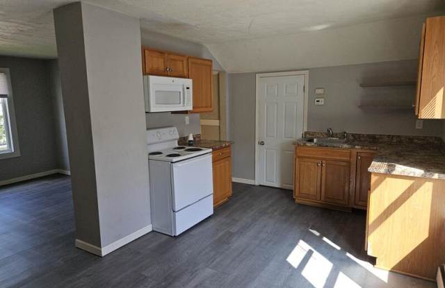 118 West 12th Avenue - Upper - 118 West 12th Avenue, Oshkosh, WI 54902
