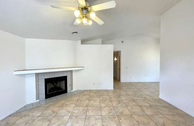 Cute 3 Bedroom Home in Center of Kingman- Available Now! Gallery 4