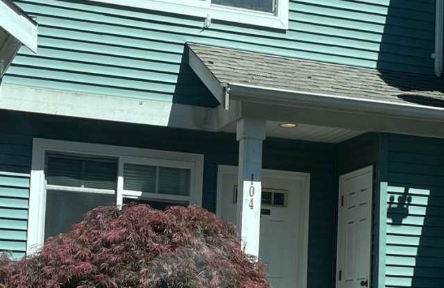 Available 2 bedroom Town House with Parking - 104 Northeast 94th Street, Seattle, WA 98115