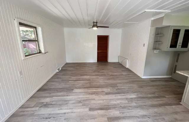 3BR, 2BA Home Close to Campus with Car Port, Washer/Dryer, Spacious Closets Gallery 3