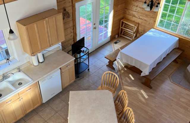 Short Term, Furnished Rental 10/1 to 4/30 Gallery 4
