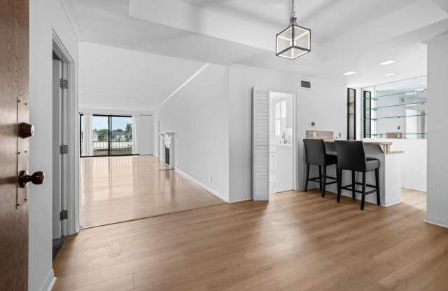 **PET FRIENDLY** Luxurious Top-Floor Penthouse with Breathtaking Views and Modern Amenities photos photos
