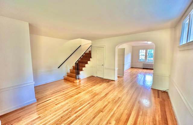 Spacious 6 bedroom 3.5 bath Tudor Townhouse w/Deck close to Georgetown University & Hospital Gallery 4