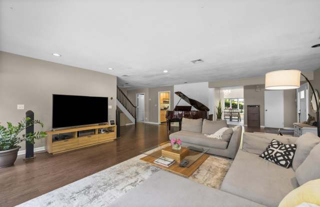 926 NORGATE DR Gallery 4