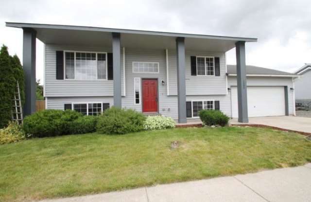 4 bed 2.5 bath with 2nd living room, A/C  sprinklers photos photos