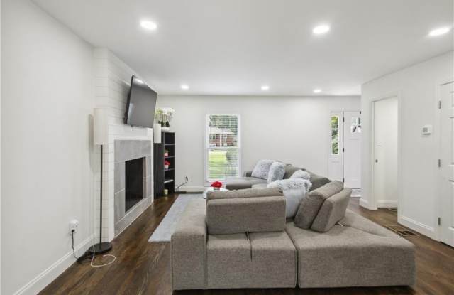 2832 Riderwood Drive Gallery 3