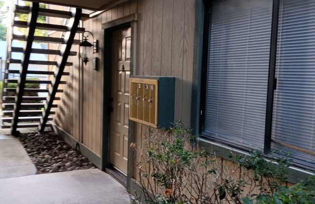 One bedroom 1 bathroom condo remodeled - 351 Del Verde Circle, Sacramento, CA 95833