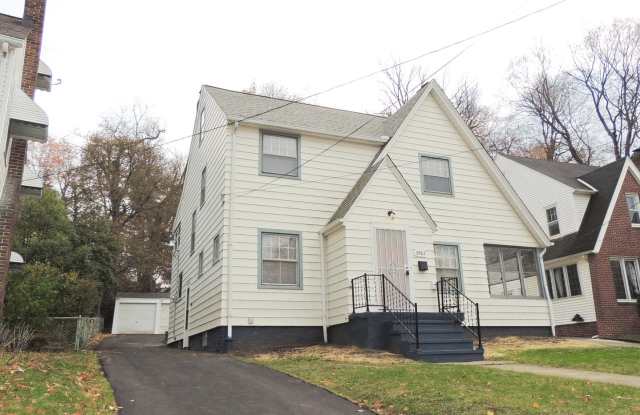 3 Bed - 1.5 bath Colonial for Rent! photos photos
