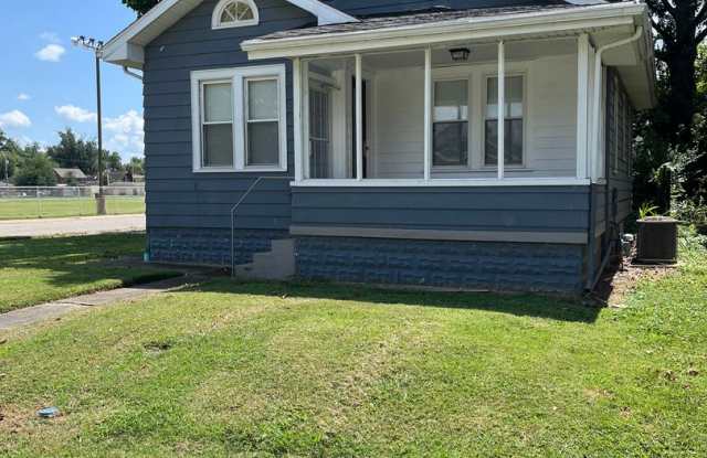 4 Bedroom, 2 Bath East Side Near University of Evansville photos photos