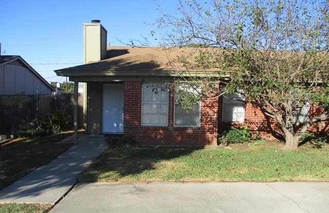 121 Oak Wood Lane - 121 Oak Wood Ln, Kennedale, TX 76060