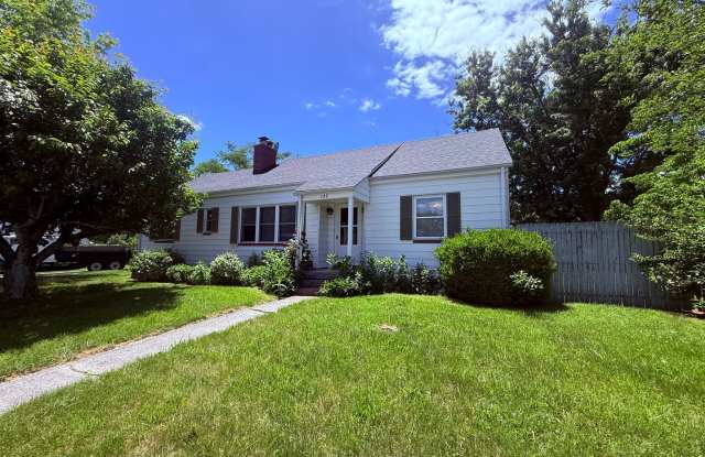 Pet Friendly 3 Bedroom, 2 Bath Home with Hardwood Floors photos photos
