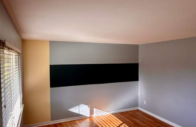 3 Bed,2 Bath,Finished Basement, Fenced Yard & Screened-In Patio! Gallery 3
