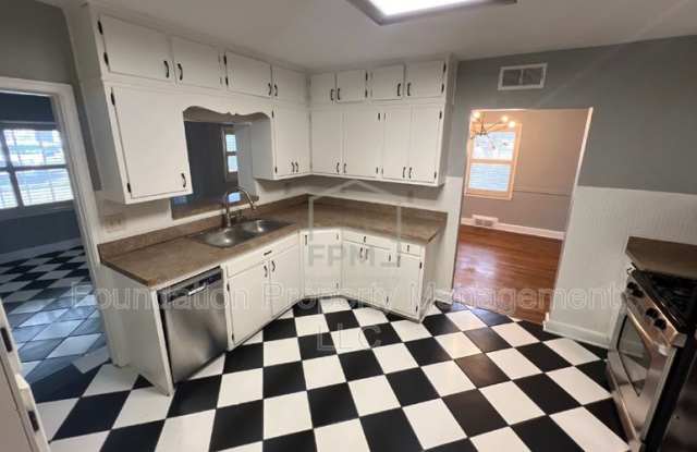 252 East Edwin Circle Gallery 4