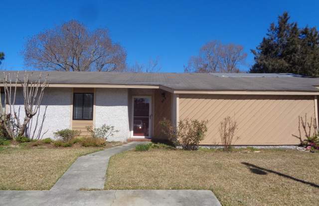 Charming 2-Bedroom Home with Screened-In Porch, Pool Access Lawn Care Included! - 434 Heritage Place, Valdosta, GA 31602 Charming 2-Bedroom Home with Screened-In Porch, Pool Access Lawn Care Included! - 434 Heritage Place, Valdosta, GA 31602