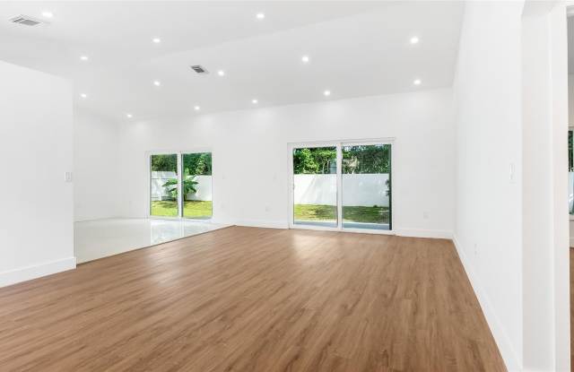 1811 SW 124th Way Gallery 3