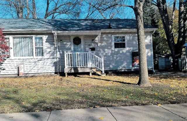 Cute 3 bedroom house in Iowa City - 1616 Spruce Court, Iowa City, IA 52240