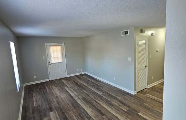 Completely renovated 2 bedroom 1st floor unit in Fountain City - 4124 Whistlers Way, Knoxville, TN 37918