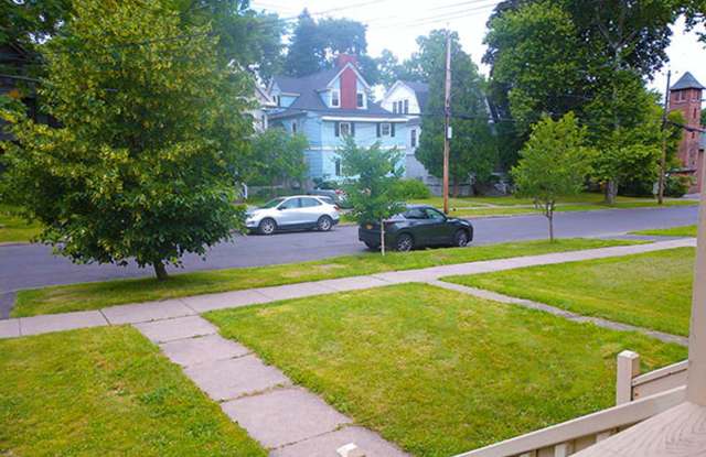 831 Westcott St - Available 7/1/27 - Spacious 3 Bedroom With Beautiful Front Porch Gallery 4