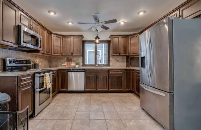 Spacious 4 Bed/ 2 Bath House For Rent With Garage & Fenced In Back Yard, Available SOON! Gallery 1