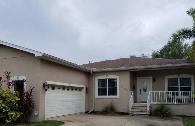 THREE BEDROOM NORTHEAST ST. PETERSBURG HOME photos photos