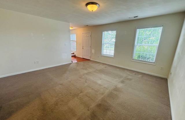 4 Bedroom 2.5 Half Bath House with 2 Car Garage Gallery 4
