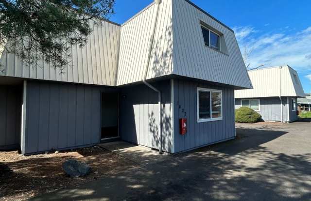 (526) Halpert Duplexes - 4 Bedroom / 2 Bathroom Townhome Gallery 1