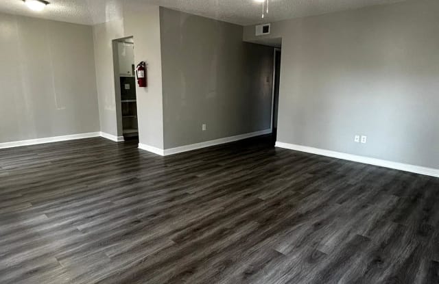 1605 West McIntyre Street - 1605-07 photos photos