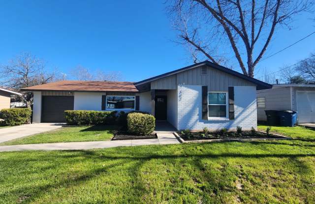 Walk to Das Rec / Close to Landa Park / Remodeled House/ Fridge / Fenced in Yard / NBISD photos photos