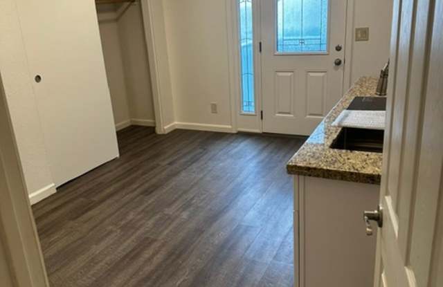 Freshly Renovated Studio Apartment w/ Utilities Included! Gallery 3